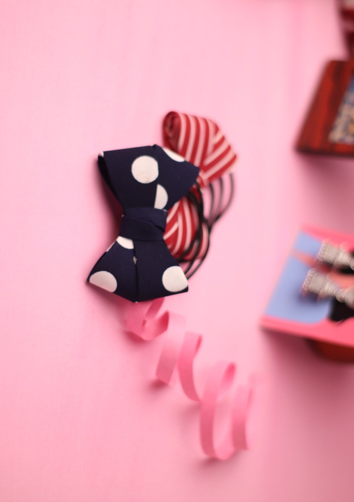 A pair of bow hairband