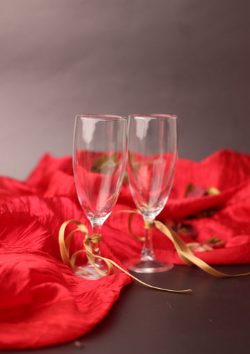 A pair of glasses of champagne